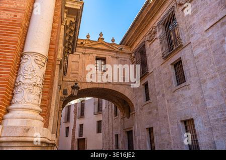 Arco Barchilla sull'omonima strada nel centro storico della città di Valencia, Spagna. Foto Stock