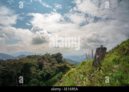 Tanah rata, Cameron Highlands, Malesia - 27 gennaio 2020: Segnavia 10 su una collina erbosa. Foto Stock