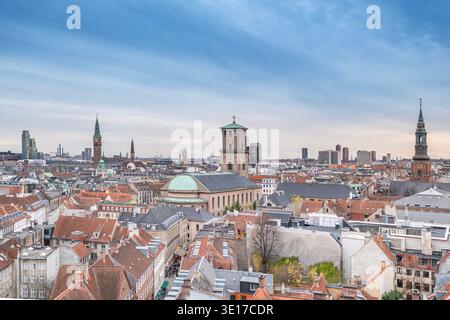 Vista panoramica dello skyline di Copenaghen con tetti rossi e torri storiche Foto Stock