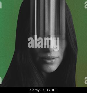 Illustrazione astratta del collage di una donna parzialmente oscurata da un effetto pixel sfarzoso su uno sfondo verde. Grunge, disturbo e sfocatura del movimento ef Foto Stock
