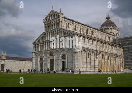 Duomo di Pisa, Duomo di Pisa. Pisa, Italia. Facciata di architettura romanica con logge. I turisti si radunano sul prato verde. Foto Stock