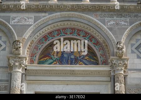 Assunzione del mosaico di Maria nella Cattedrale di Pisa, Duomo di Pisa, Pisa Italia. Facciata in marmo romanico con sculture di leoni. Foto Stock