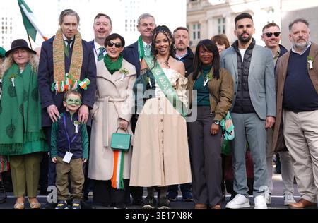 Tanaiste Simon Harris (seconda a sinistra) durante la parata del giorno di San Patrizio nel centro di Londra. Data foto: Domenica 15 marzo 2026. Foto Stock