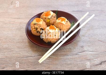 Palla di riso Jumeokbap tonno ripieno e tritare il cavolo sottaceto con il kimchi e il formaggio con uova di gamberi e cibo coreano sul piatto Foto Stock