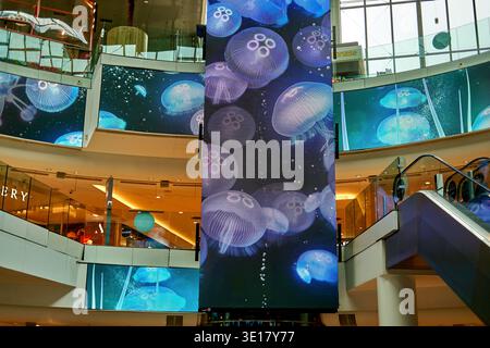 L'immagine cattura gli interni di un moderno centro commerciale multilivello a Parigi, in Francia, con impressionanti installazioni digitali... Foto Stock