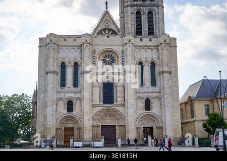 Facciata ovest della Basilica di Saint-Denis, cattedrale gotica di Parigi con portali ornati, rosone e dettagli architettonici Foto Stock