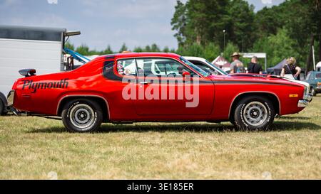 FINOWFURT, GERMANIA - 28 GIUGNO 2025: Vista laterale di una muscle car, Plymouth Road Runner, 1973-1974. Roadrunner's Paradise Race 61 Festival. Foto Stock