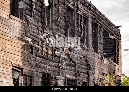 Facciata in legno carbonizzato che rimane dopo un devastante incendio Foto Stock