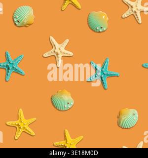 Stelle marine e conchiglie che creano un motivo marino senza cuciture su sfondo arancione Foto Stock