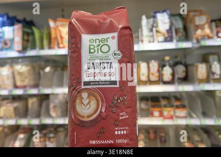 Confezione di chicchi interi EnerBio Barista sullo scaffale del supermercato, con illustrazione della tazza e motto del caffè, Rossmann, Organic, ENER Bio, Bioregal, compra Foto Stock