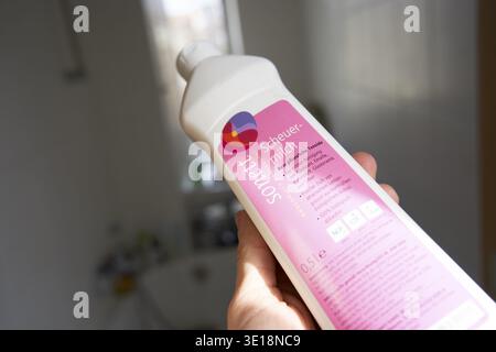 Il biberon Sonett è tenuto in bagno con illuminazione brillante, detergenti ecologici, prodotti per la pulizia naturali, eco, naturale, home re Foto Stock