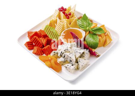 Un piatto vivace propone formaggi assortiti e frutta fresca, tra cui meloni, bacche ed erbe aromatiche. Perfetto per incontri sociali, con un colorato Foto Stock