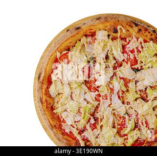 Una pizza rotonda con una base di ricca salsa di pomodoro, condita con lattuga fresca, fette di pomodoro, pezzi di pollo e un filo di condimento cremoso Foto Stock