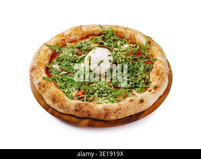 La pizza vegetariana appena sfornata presenta una crosta croccante con erbe fresche, mozzarella e verdure colorate, servita su un piatto di legno Foto Stock