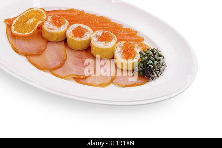 Un piatto elegante con salmone affumicato a fette sottili e sushi roll ricoperti di uova di pesce e arancia. Gli agrumi freschi aggiungono un tocco vibrante alla t Foto Stock