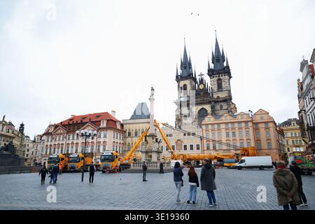 Praga, Repubblica Ceca - marzo 2026: Gru e operai smantellano la colonna mariana in Piazza della città Vecchia vicino alla Chiesa di nostra Signora prima di Tyn. Foto Stock
