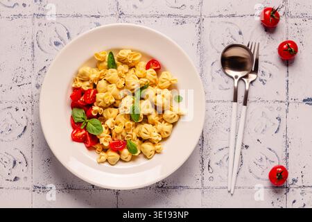 Pasta ripiena italiana. Sacсhettini pasta in un piatto con salsa di pomodoro. Foto Stock