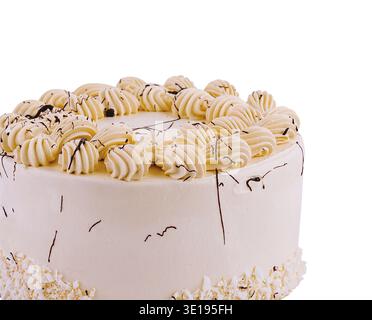 Deliziosa torta intera alla crema di cocco decorata con cioccolato su sfondo bianco Foto Stock