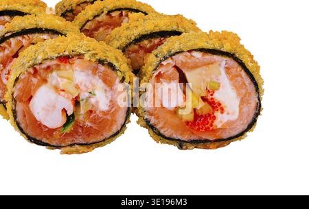 Deliziosi appetitosi panini di sushi tempura maki ripieni di salmone, gamberi, cetrioli e formaggio su sfondo bianco Foto Stock