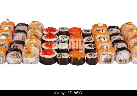 Viene mostrato un delizioso assortimento di sushi fresco, con una varietà di panini con condimenti colorati Foto Stock