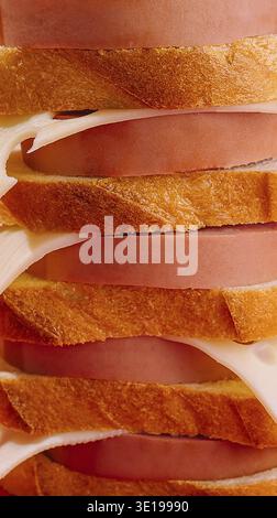Primo piano di un delizioso panino a più strati con fette di pane e salsiccia Foto Stock