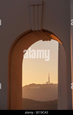 LOS ANGELES, CALIFORNIA, Stati Uniti d'America - 29 maggio 2015: Los Angeles Skyline al Dawn Panorama e Griffith Park Observatory in primo piano Foto Stock