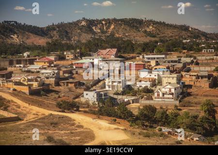 Antananarivo, Madagascar - 5 ottobre 2023: Quartiere residenziale con case con montagne sullo sfondo e cielo azzurro Foto Stock