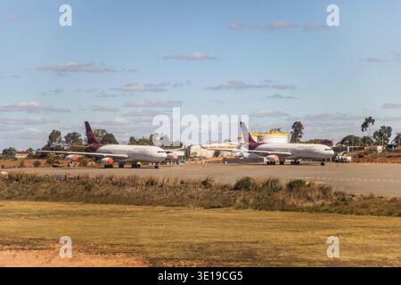 Antananarivo, Madagascar - 5 ottobre 2023: Gli aerei sono parcheggiati sulla pista dell'aeroporto regionale sotto il cielo blu Foto Stock