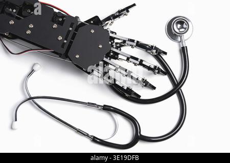 Una vera mano robotica con stetoscopio. Concetto di intelligenza artificiale e robot in medicina Foto Stock
