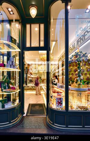 Shopping serale domenicale a la Maison des Gaufres in Rue au Buerre - Bruxelles, Belgio. Foto Stock