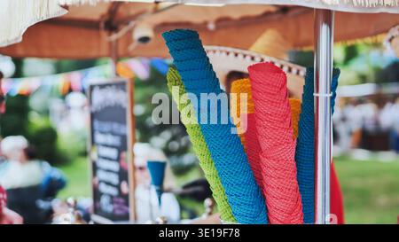 Pile di vivaci coni di gelato pronti per essere serviti in uno stand di Street food Foto Stock
