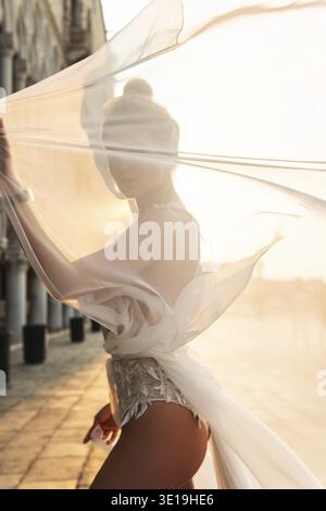 Ritratto di giovane donna con bel vestito bianco Foto Stock