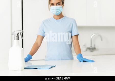 Flacone di detergente sul tavolo con spazio vuoto per logo o testo Foto Stock