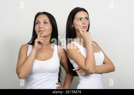 Foto in studio di due belle donne insieme su sfondo bianco Foto Stock