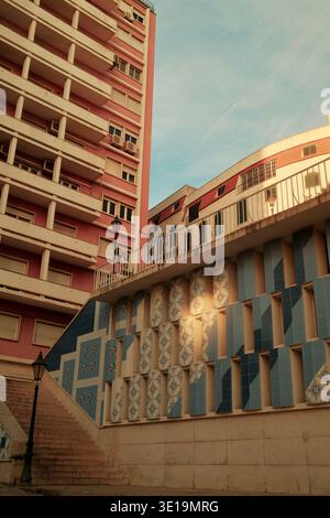 Edificio di appartamenti modernista con balconi ripetuti e facciata geometrica a Lisbona, Portogallo. Foto Stock