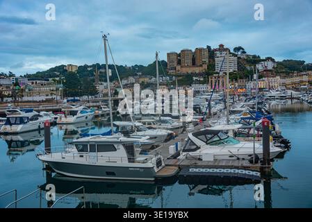 Torquay, Inghilterra, 16 luglio 2025: Vista del tramonto del porticciolo di Torquay, Inghilterra. IMMAGINE Foto Stock