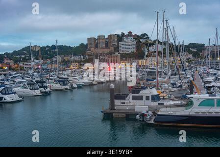Torquay, Inghilterra, 16 luglio 2025: Vista del tramonto del porticciolo di Torquay, Inghilterra. IMMAGINE Foto Stock