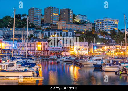 Torquay, Inghilterra, 16 luglio 2025: Vista del tramonto del porticciolo di Torquay, Inghilterra. IMMAGINE Foto Stock