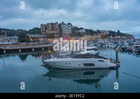 Torquay, Inghilterra, 16 luglio 2025: Vista del tramonto del porticciolo di Torquay, Inghilterra. IMMAGINE Foto Stock
