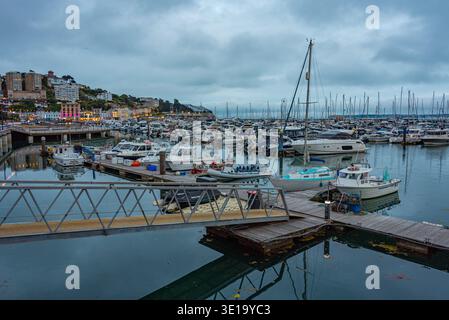 Torquay, Inghilterra, 16 luglio 2025: Vista del tramonto del porticciolo di Torquay, Inghilterra. IMMAGINE Foto Stock