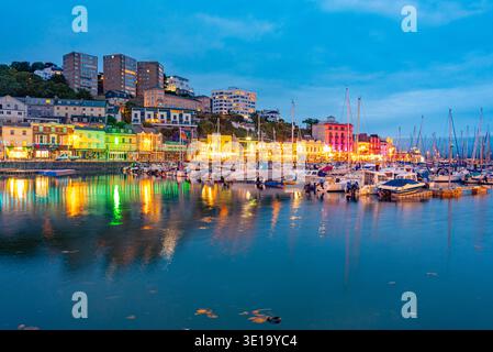 Torquay, Inghilterra, 16 luglio 2025: Vista del tramonto del porticciolo di Torquay, Inghilterra. IMMAGINE Foto Stock