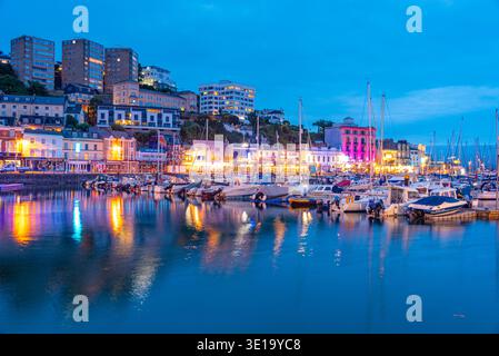 Torquay, Inghilterra, 16 luglio 2025: Vista del tramonto del porticciolo di Torquay, Inghilterra. IMMAGINE Foto Stock