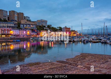 Torquay, Inghilterra, 16 luglio 2025: Vista del tramonto del porticciolo di Torquay, Inghilterra. IMMAGINE Foto Stock