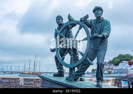 Brixham, Inghilterra, 17 luglio 2025: Monumento uomo e ragazzo a Brixham, Inghilterra. IMMAGINE Foto Stock