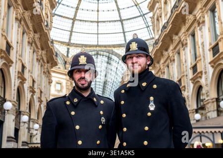Due poliziotti locali "Ghisa" di Milano, in pattuglia nella Galleria Vittorio Emanuele II. Credito: Claudio Rancati/Alamy Foto Stock