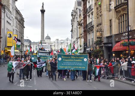 St Patrick's Day Parade, Trafalgar Londra Regno Unito. 15 marzo 2026 Foto Stock