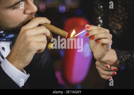 Bel giovane con un sigaro Foto Stock