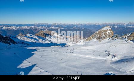 Giornata di sole alla stazione sciistica di Kaprun in Austria. IMMAGINE Foto Stock