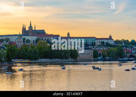 Vista al tramonto del castello di Praga e del ponte carlo a Praga, repubblica Ceca. IMMAGINE Foto Stock