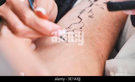 Artista henné che applica il tatuaggio temporaneo della struttura chimica sul braccio al festival India Day di Mosca Foto Stock